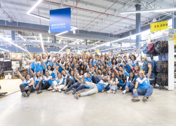 foto de varias personas reunidas