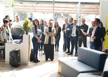 Asistentes al evento, fotografía de 30 personas mirando hacía un lado