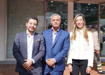 Fotografía de tres personas mirando la cámara
