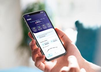 Imagen de teléfono móvil en la mano de una persona haciendo transacción en la billetera digital dale!