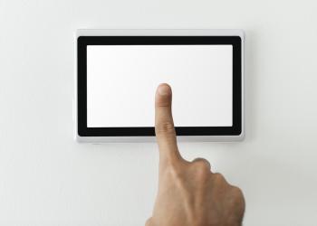 Dedo sobre una pantalla blanca