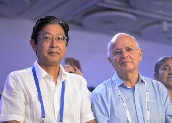 Foto de dos personas mirando a la cámara