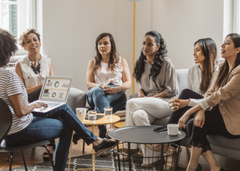 Mujeres trabajando juntas