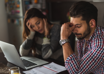personas preocupadas y un computador