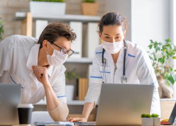 Doctores mirando un computador portatil