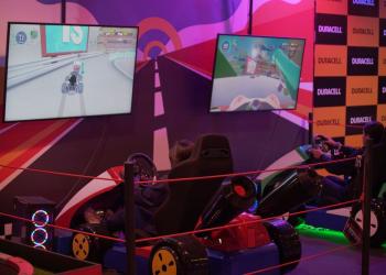 Foto de niños jugando con máquinas electrónicas Duracell