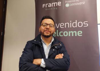 Foto de una persona con las manos cruazadas mirando a la cámara