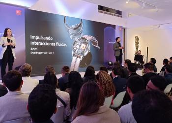 Fotografía de una reunión en una galería con muchas personas