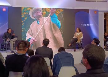 Fotografía de dos personas en un escenario hablando