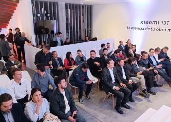 Fotografía con asistentes en una galería