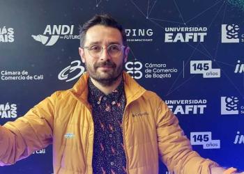 Foto de Andrés Raigosa, hombre con camiseta negra y chaqueta amarilla