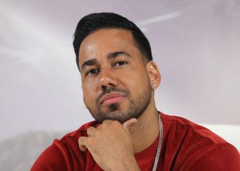 Foto de Romeo Santos mirando a la cámara