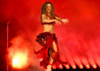 Foto de Shakira sobre un escenario con traje rojo