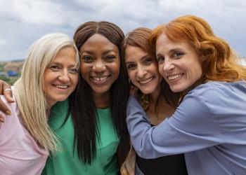 Foto de cuatro mujeres mirando a la cámara