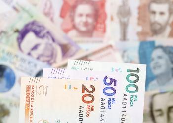 Foto de diferentes billetes que se encuentran en colombia