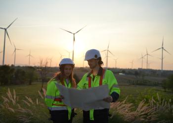 Foto de dos ingenieros mirando unos planos 