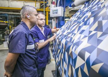 Foto de dos personas con una tela al frente