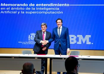 Foto de dos personas ejecutivas dandose la mano el uno al otro