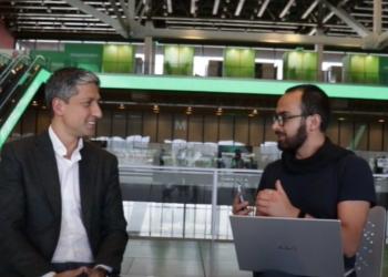 Foto de dos personas hablando en una entrevista
