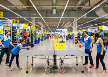 Foto de empleados jugando en una mesa de ping pong