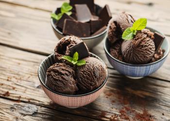 Foto de helados de chocolate con una hoja de menta