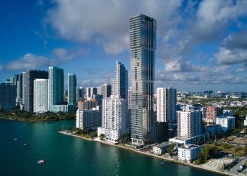 Foto de la ciudad de miami, se muestran los altos edificios y el mar