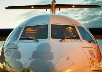 Foto de la parte frontal de un avión