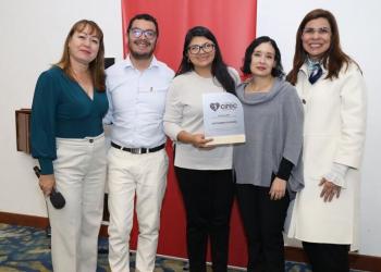 Foto de mujeres y un hombre posando para la cámara