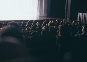 Foto de público en un evento, están de espaldas