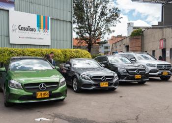 Foto de tres carros sobre una bahía de diferentes colores