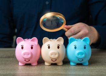 Foto de tres marranos de diferentes colores que simulan liquidez