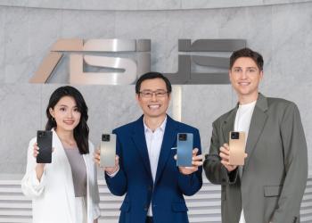 Foto de tres personas asiáticas mirando a la cámara con un celular en su mano