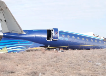 Foto de un avión azul estrellado 