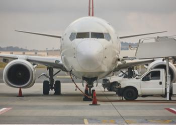 Foto de un avión de frente al que toma la fotografía