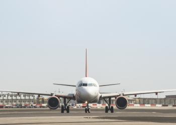 Foto de un avion sobre la pista