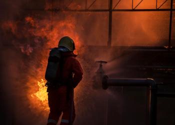 Foto de un bombero apagando un incendio