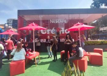 Foto de un camión que dice en su interior créelo, la nueva campaña de nescafé