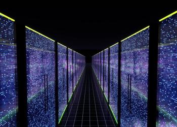 Foto de un centro de datos desde adentro con luces de colores que contastan con la oscuridad