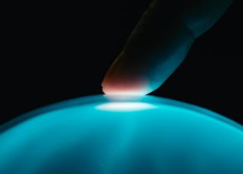 Foto de un dedo aoyando una burbujo azul