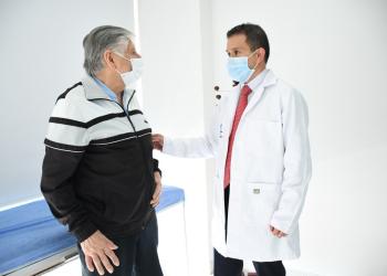 Foto de un doctor asesorando a un cliente en una clínica