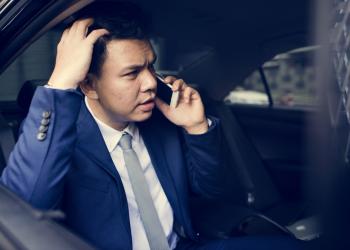 foto de un empresario dentro de un vehículo