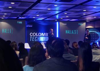 Foto de un evento empresarial con tonos morados