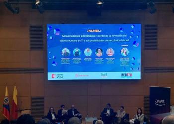 Foto de un foro con seis participantes