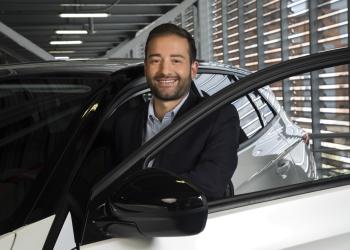 Foto de un hombre abriendo la puerta de una camioneta