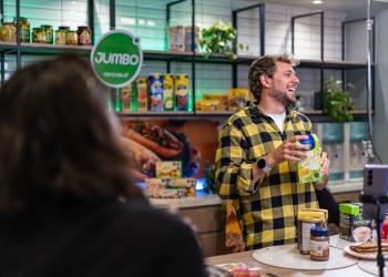 Foto de un hombre con la marca jumbo de fondo