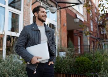 Foto de un hombre con un computador en su mano