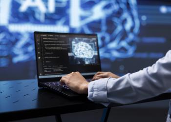 Foto de un hombre escribiendo sobre un computador, cintel