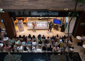 Foto de un local abierto con varias personas haciendo fila
