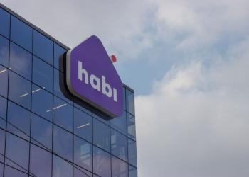 Foto de un logo de Habi en un edificio