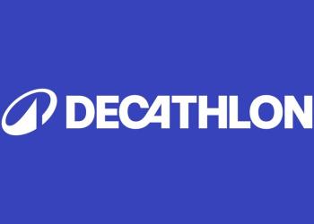 Foto de un logo que dice decathlon con fondo azul